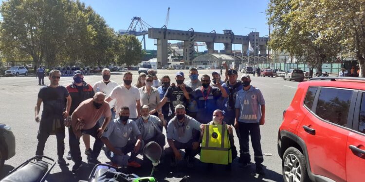 ¿De dónde van a salir las divisas? Un grupo de trabajadores portuarios autoconvocados impide que se concreten exportaciones de carnes