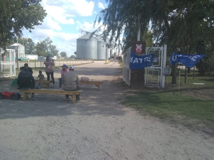 La UATRE bloquea una planta de Cargill pidiendo que contraten a su gente y logra un aval de las autoridades laborales