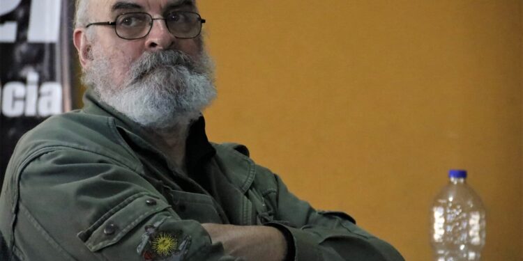 ¿Qué hacemos con la Hidrovía? Ángel Cadelli dice que hay que dejar de dragar y propone que las cargas bajen en una empresa de barcazas nacional