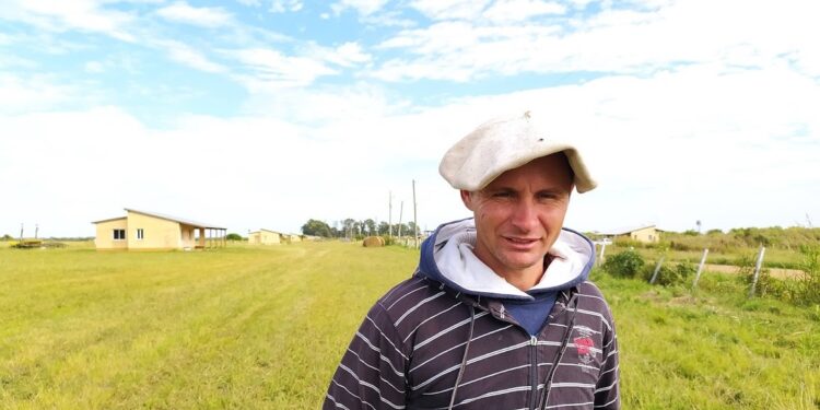 Hernán Gagolin siempre mantuvo sus animales en campos arrendados, pero ahora pudo mudarlos a un lote propio: “Lo tomo como una bendición”