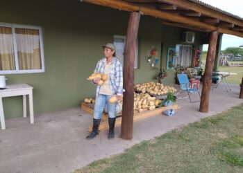 Se puede cambiar de vida: Mariela Larrosa dejó la ciudad para producir hortalizas en siete hectáreas de la última colonia agropecuaria creada en la Argentina