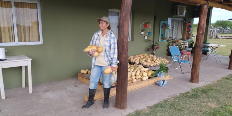 Se puede cambiar de vida: Mariela Larrosa dejó la ciudad para producir hortalizas en siete hectáreas de la última colonia agropecuaria creada en la Argentina