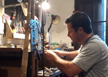 Álvaro Etcheberry es platero de Pellegrini: “En Argentina sigue habiendo mucha demanda de estos trabajos”