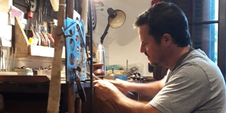 Álvaro Etcheberry es platero de Pellegrini: “En Argentina sigue habiendo mucha demanda de estos trabajos”