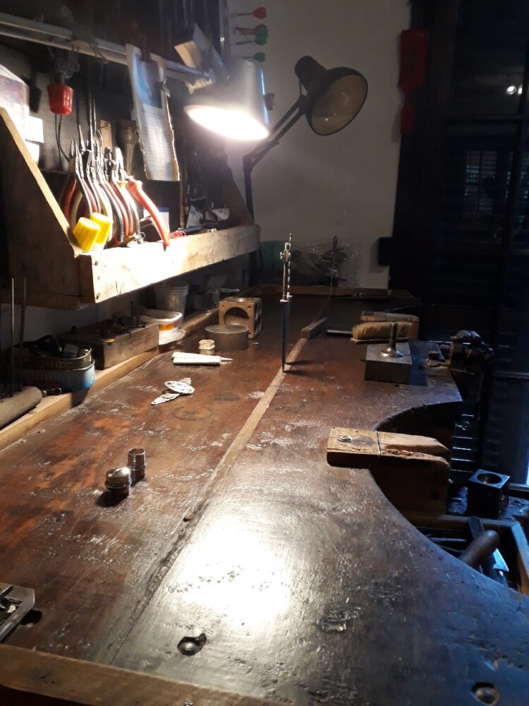 Álvaro Etcheberry es platero de Pellegrini: “En Argentina sigue habiendo mucha demanda de estos trabajos”