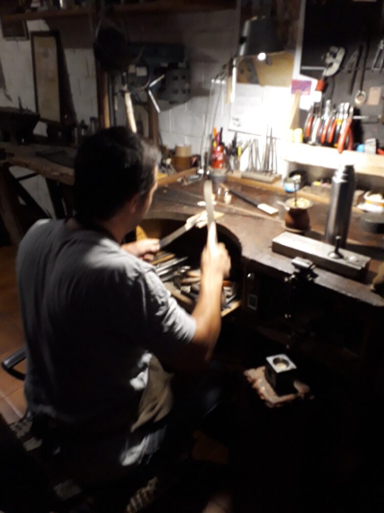 Álvaro Etcheberry es platero de Pellegrini: “En Argentina sigue habiendo mucha demanda de estos trabajos”