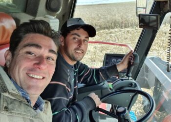La historia detrás de la foto: ¿Qué hace Javier Iguacel arriba de una cosechadora?