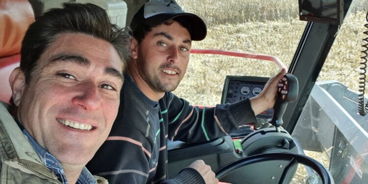 La historia detrás de la foto: ¿Qué hace Javier Iguacel arriba de una cosechadora?