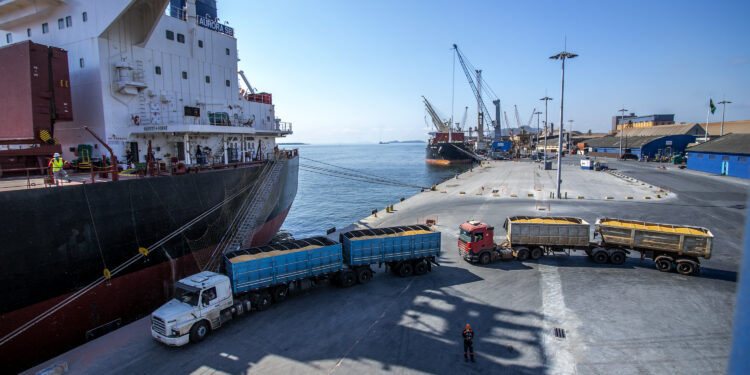 Inédito: Llegó el primer buque con maíz argentino al puerto de Paranaguá para cubrir el bache de oferta presente en Brasil