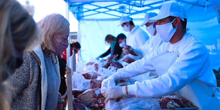 La historia detrás de la foto: Los mercados ambulantes de carne son un “metamensaje” de los frigoríficos exportadores para los matarifes