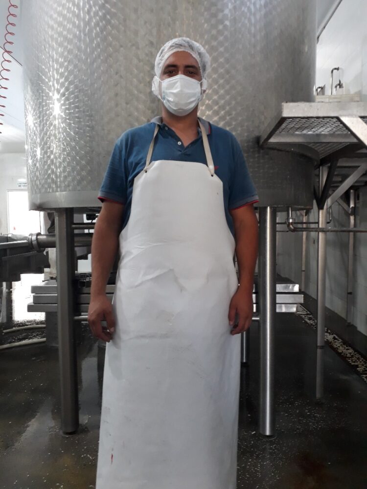 Benjamin Romaniuk elabora quesos en el paraje De Bary: “Aprendí el oficio de los queseros viejos y luego me fui perfeccionando”