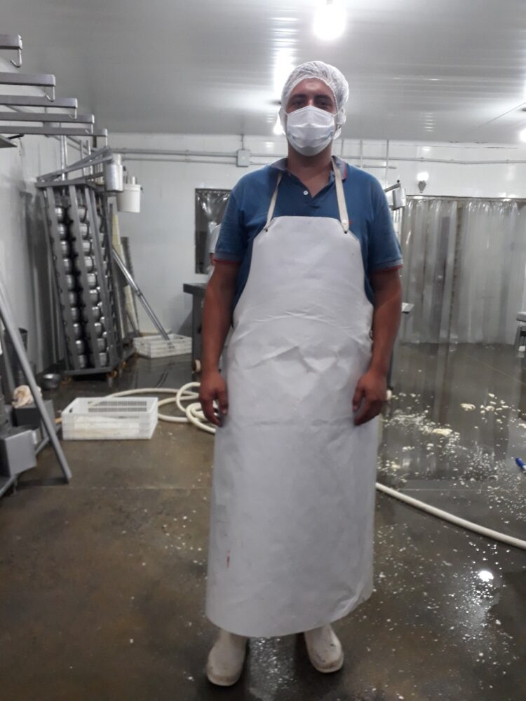 Benjamin Romaniuk elabora quesos en el paraje De Bary: “Aprendí el oficio de los queseros viejos y luego me fui perfeccionando”