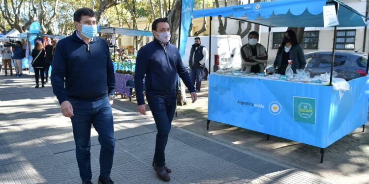 Nueva tendencia hace furor entre funcionarios del gobierno: Todos quieren tener su propio mercado