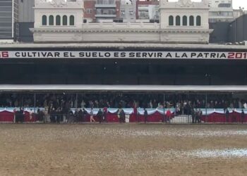 Dos candidatos definen el lunes quién se subirá a la principal tribuna del agro: Uno respondió a las preguntas de Bichos de Campo y el otro, como si fuera político, rechazó hacerlo