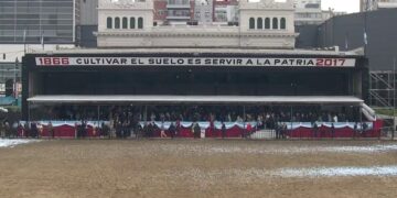 Dos candidatos definen el lunes quién se subirá a la principal tribuna del agro: Uno respondió a las preguntas de Bichos de Campo y el otro, como si fuera político, rechazó hacerlo