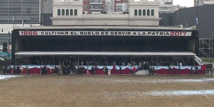 Dos candidatos definen el lunes quién se subirá a la principal tribuna del agro: Uno respondió a las preguntas de Bichos de Campo y el otro, como si fuera político, rechazó hacerlo
