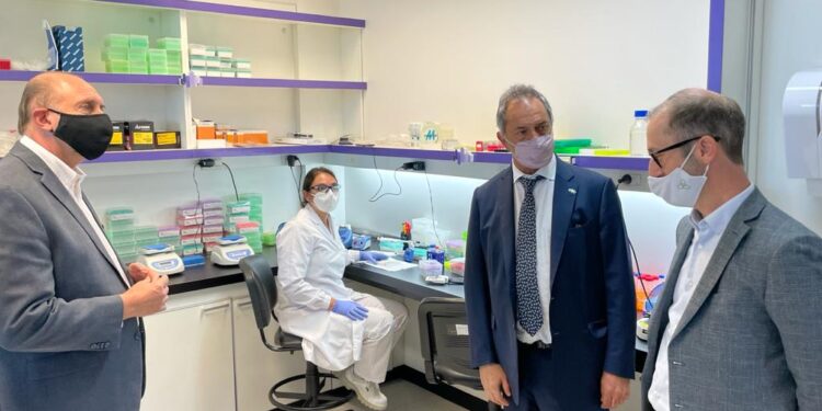 Tras visitar Bioceres, el embajador Daniel Scioli anticipó que está cerca la aprobación del trigo HB4 en Brasil