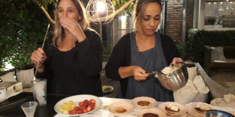 Alcoholes argentos, y no para las manos: En Azul, dos amigas se especializan en mostrar las cualidades de las nuevas bebidas nacionales