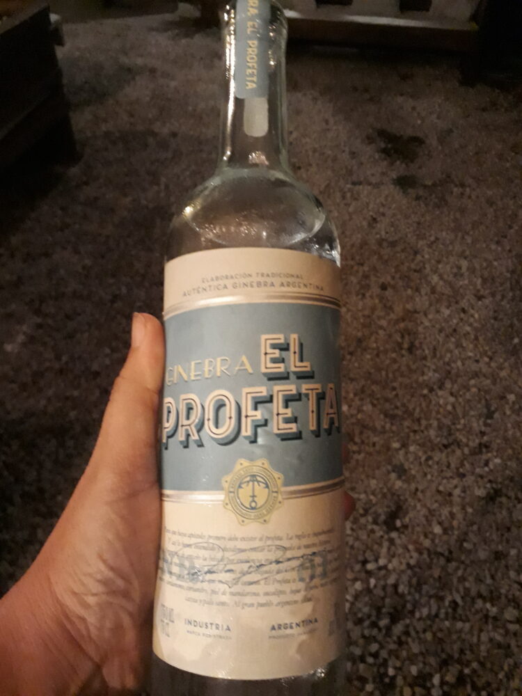 Alcoholes argentos, y no para las manos: En Azul, dos amigas se especializan en mostrar las cualidades de las nuevas bebidas nacionales