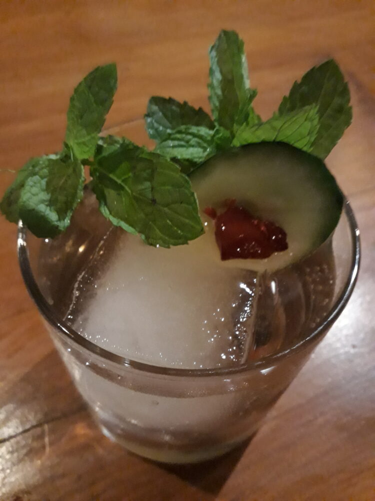 Alcoholes argentos, y no para las manos: En Azul, dos amigas se especializan en mostrar las cualidades de las nuevas bebidas nacionales