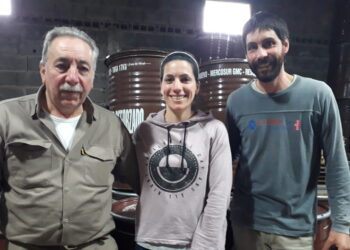 Tucho Muñiz y sus dos hijos manejan una cabaña de abejas reinas y se enorgullecen del producto de sus colmenas: “Nuestra miel es miel”