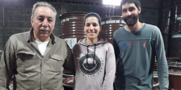 Tucho Muñiz y sus dos hijos manejan una cabaña de abejas reinas y se enorgullecen del producto de sus colmenas: “Nuestra miel es miel”