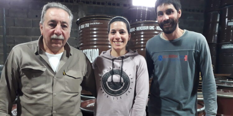 Tucho Muñiz y sus dos hijos manejan una cabaña de abejas reinas y se enorgullecen del producto de sus colmenas: “Nuestra miel es miel”