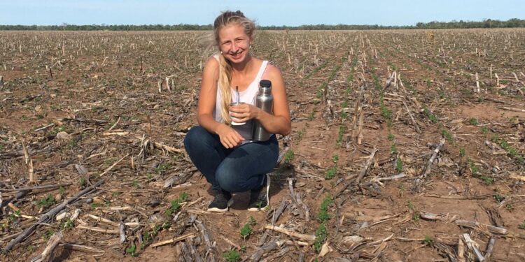 Con 26 años Micaela Guzowski trabaja en el campo familiar y presta servicios agrícolas:  “Si nos dieran más posibilidades, podríamos crecer mucho más”
