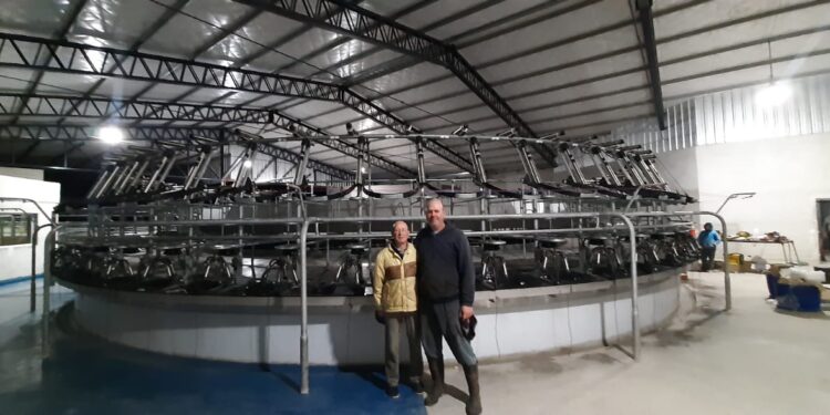Fernando Cuadrado hizo una inversión redonda: Incorporó un “tambo calesita” que les permite ordeñar 1000 vacas en un tercio del tiempo que les llevaba antes