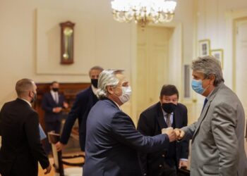 Esquizofrénicos: Ahora Alberto prometió al Consejo Agroindustrial abrir una mesa para negociar por el cierre de las exportaciones de carne