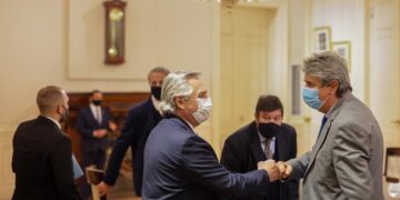 Esquizofrénicos: Ahora Alberto prometió al Consejo Agroindustrial abrir una mesa para negociar por el cierre de las exportaciones de carne