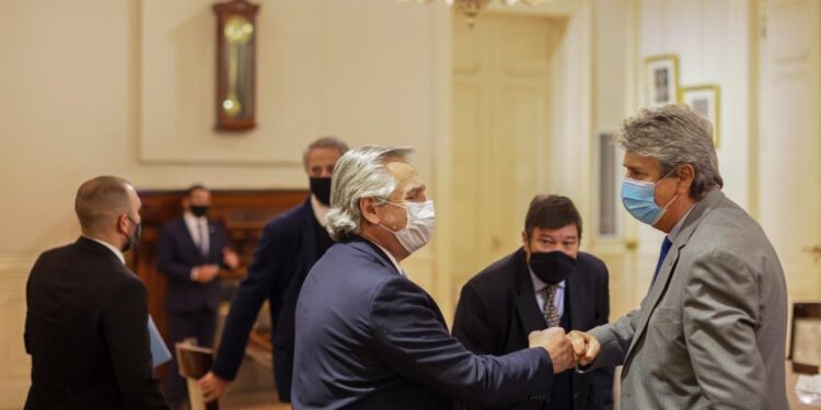 Esquizofrénicos: Ahora Alberto prometió al Consejo Agroindustrial abrir una mesa para negociar por el cierre de las exportaciones de carne