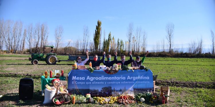 Se presentó con buenas intenciones la Mesa Agroalimentaria, pero con un diagnóstico medio rengo: La culpa de todo es del agronegocio