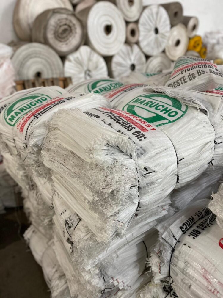 El colmo: Por las restricciones a la importación peligra el abastecimiento de bolsas para empaquetar papas