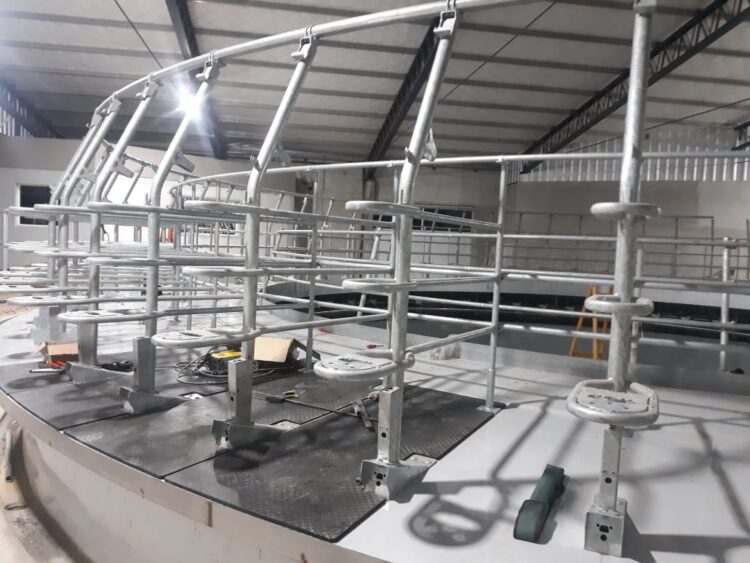 Fernando Cuadrado hizo una inversión redonda: Incorporó un “tambo calesita” que les permite ordeñar 1000 vacas en un tercio del tiempo que les llevaba antes