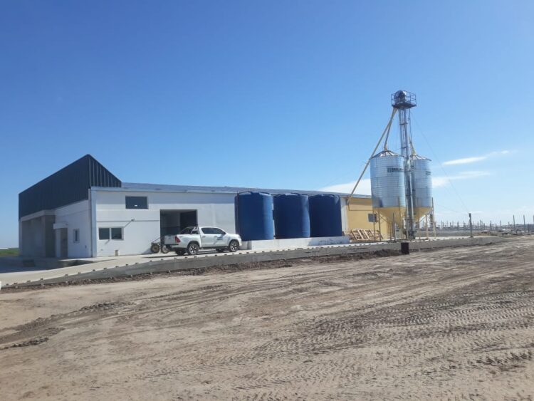 Fernando Cuadrado hizo una inversión redonda: Incorporó un “tambo calesita” que les permite ordeñar 1000 vacas en un tercio del tiempo que les llevaba antes