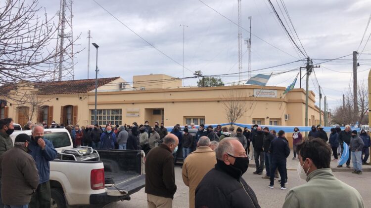 Bronca en los valles del sur bonaerense: Pusieron a gestionar el ente que administra el riego a un integrante de La Cámpora que no rinde cuenta de los gastos