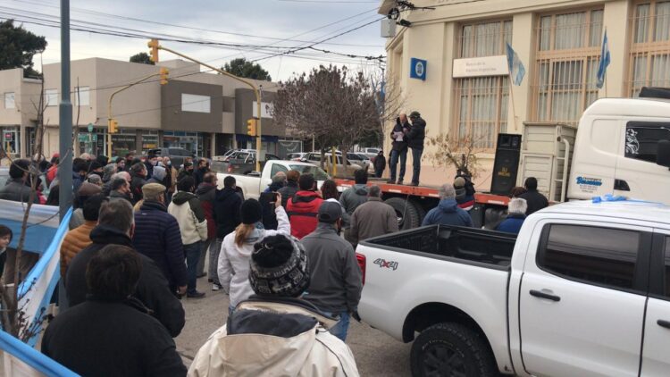 Bronca en los valles del sur bonaerense: Pusieron a gestionar el ente que administra el riego a un integrante de La Cámpora que no rinde cuenta de los gastos