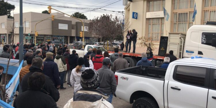 Bronca en los valles del sur bonaerense: Pusieron a gestionar el ente que administra el riego a un integrante de La Cámpora que no rinde cuenta de los gastos