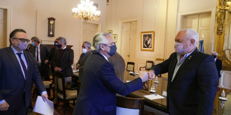 Se confirmó el peor escenario para la cadena ganadera: cupos para reducir 50% las exportaciones y prohibición de siete cortes populares