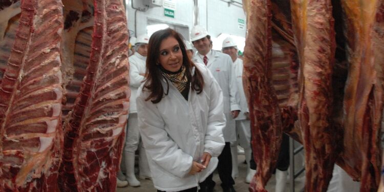“Frigoríficos que abre, frigorífico que cierra”: 35 plantas de faena cerraron para siempre en tiempos de Cristina Kirchner y varias habían sido inauguradas por ella misma