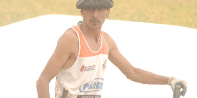 Futbolista amateur y paleador de granos: así es la vida de la estrella de Instagram y TikTok “El Pájaro”