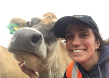 María Álvarez emigró a Nueva Zelanda, maneja un tambo de 740 vacas, y extraña los bizcochitos: “Argentina siempre será mi hogar, pero las posibilidades y el bienestar con que se vive acá son algo irreemplazable”