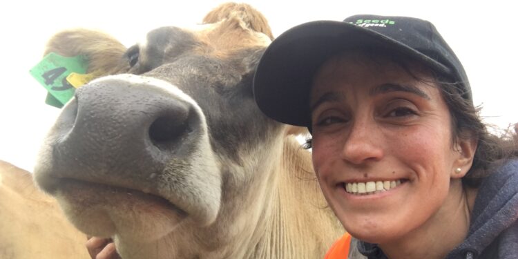 María Álvarez emigró a Nueva Zelanda, maneja un tambo de 740 vacas, y extraña los bizcochitos: “Argentina siempre será mi hogar, pero las posibilidades y el bienestar con que se vive acá son algo irreemplazable”