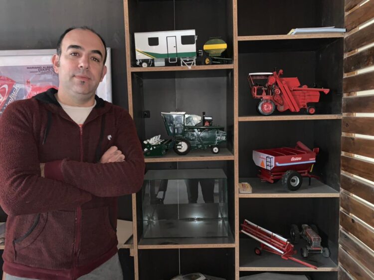 Un fierrero en miniatura: Pablo Bigo es metalúrgico y hace réplicas exactas de tractores, pulverizadoras, cosechadoras y tolvas