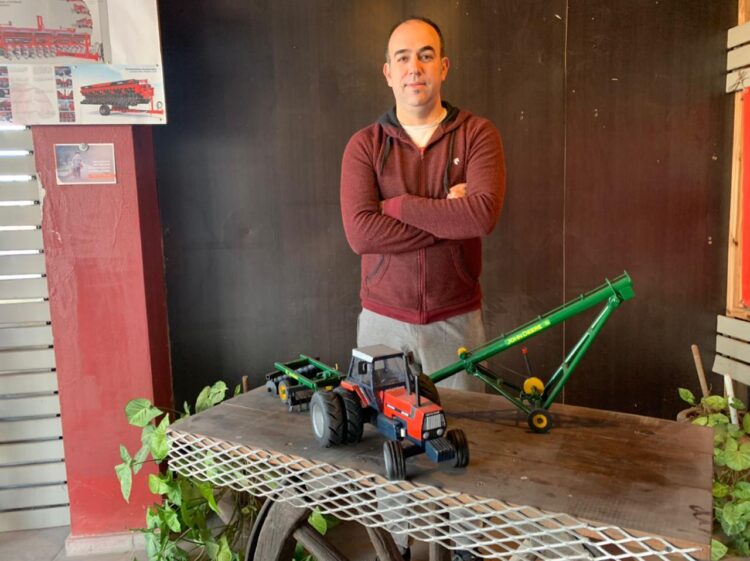 Un fierrero en miniatura: Pablo Bigo es metalúrgico y hace réplicas exactas de tractores, pulverizadoras, cosechadoras y tolvas