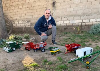 Un fierrero en miniatura: Pablo Bigo es metalúrgico y hace réplicas exactas de tractores, pulverizadoras, cosechadoras y tolvas