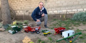 Un fierrero en miniatura: Pablo Bigo es metalúrgico y hace réplicas exactas de tractores, pulverizadoras, cosechadoras y tolvas