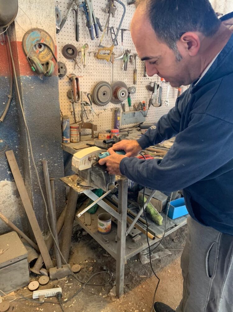 Un fierrero en miniatura: Pablo Bigo es metalúrgico y hace réplicas exactas de tractores, pulverizadoras, cosechadoras y tolvas