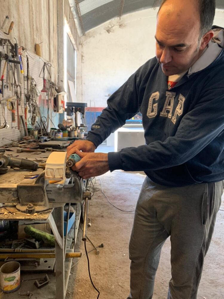 Un fierrero en miniatura: Pablo Bigo es metalúrgico y hace réplicas exactas de tractores, pulverizadoras, cosechadoras y tolvas